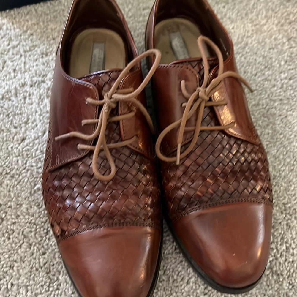 COLE HAAN — LEATHER OXFORD — USED CONDITION, one imperfection